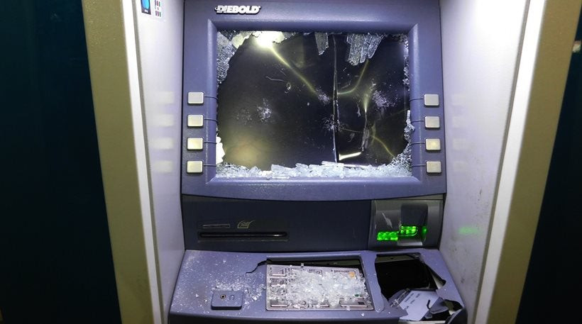 Αλβανός σε κατάσταση μέθης έβριζε την Ελλάδα και έσπαγε ΑΤΜ! (βίντεο)